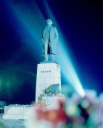 Памятник В.И. Ленину в лучах прожекторов