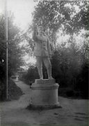 Статуя Сталина в парке
