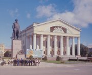 Октябрята у памятника Ленину