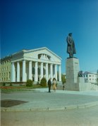 Двое у памятника Ленина