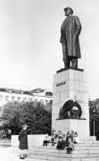 Малыши у памятника дедушке Ленину