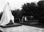 Открытие памятника Чавайну