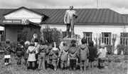 Дети у памятника дедушке Ленину