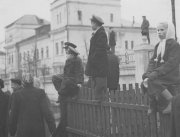Дети на заборе, улица Комсомольская