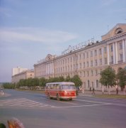 Автобус у гостиницы Советская