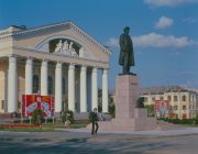 Маргостеатр и памятник Ленину