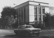 Такси ГАЗ-24-01 "Волга" у здания краеведческого музея