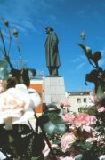 Цветы у памятника В.И. Ленину