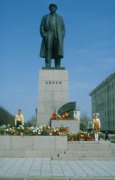 Пионеры у памятника Ленину