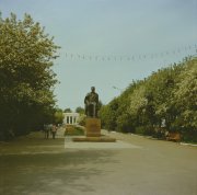 Памятник Чавайну на одноименном бульваре