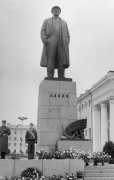 Караул у памятника Ленину